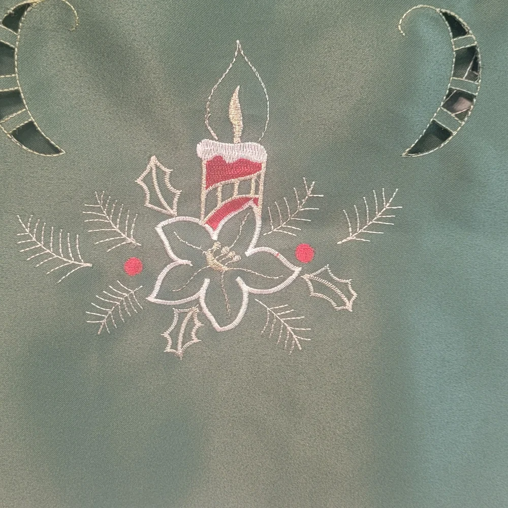 Vintage‎ Table Runner Christmas Holiday Green Embroidered Candle Floral